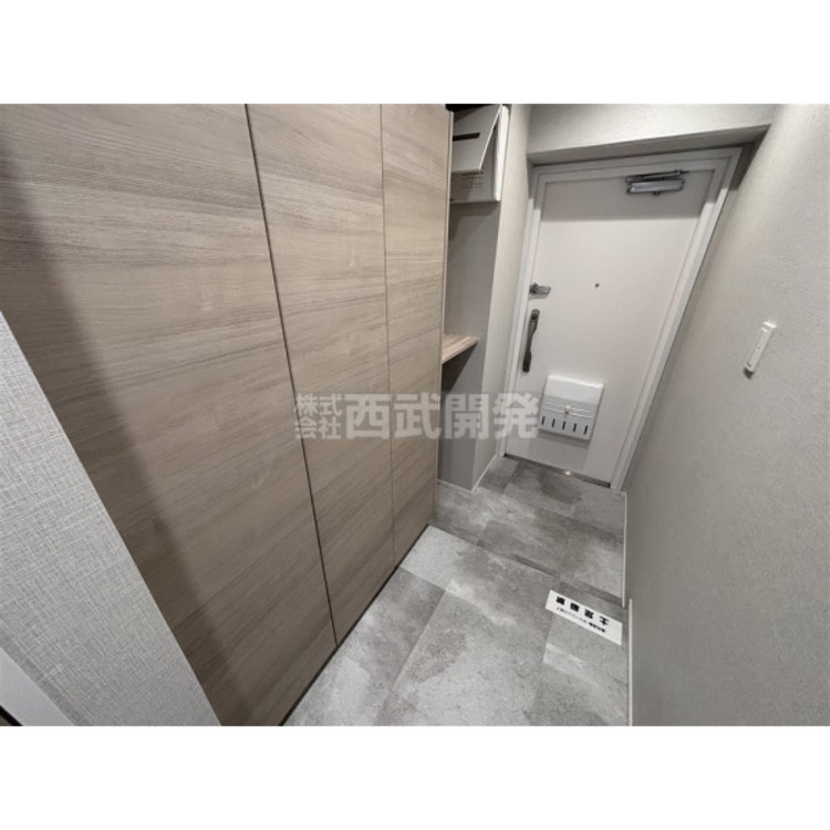 玄関 大きなシューズボックス。中の棚板は可動式なのでブーツや長靴なども楽々収納できます。