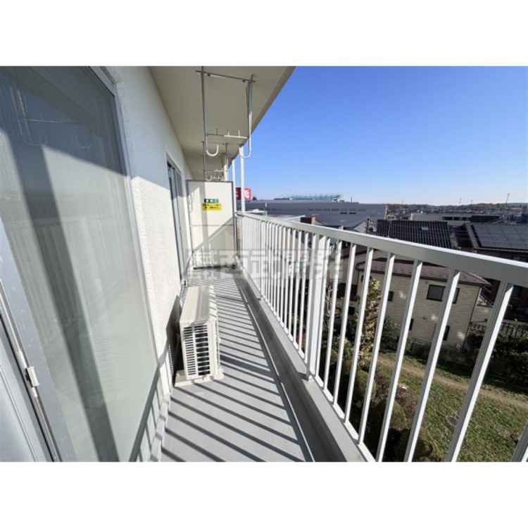 バルコニー 太陽の光が射し込むバルコニーは、洗濯物を干すのが楽しくなりますね。