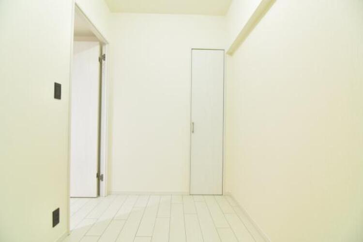 内装 家族個々の安らぎの空間。誰もが好みで飾れるシンプルな室内に仕上げてあります。