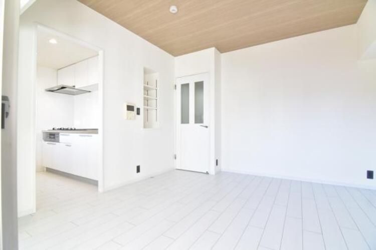 居間 くつろげるリビングは話に夢中になりすぎて、ついつい時間を忘れてしまう。そんな束の間の幸せを感じさせてくれる場所です。