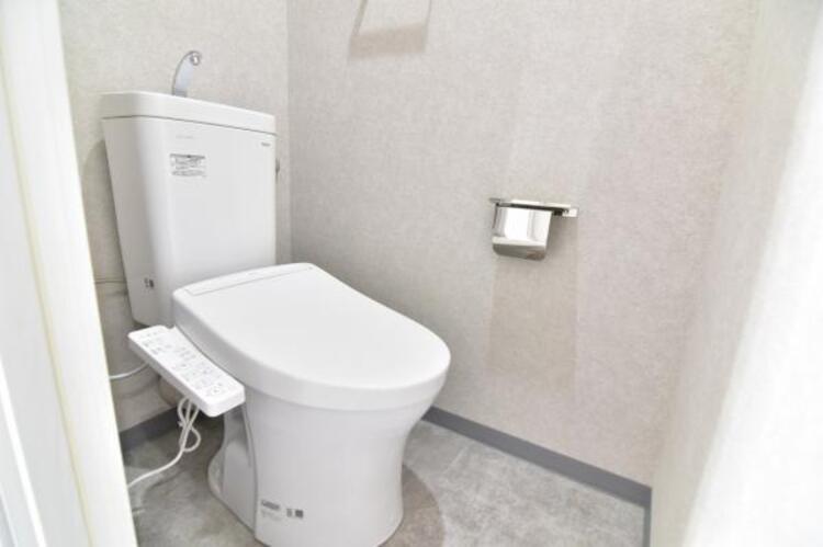 トイレ 毎日使う場所だからこそ、使い勝手を考慮しました。白を基調に、飽きのこない空間は質感豊かな仕上がりとなっております。