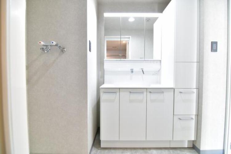 洗面 清潔感のあるワイドな洗面台は収納力もあり、いつでもすっきりとした洗面室に。