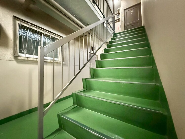その他 共用部の階段です。明るく清潔に管理されています。