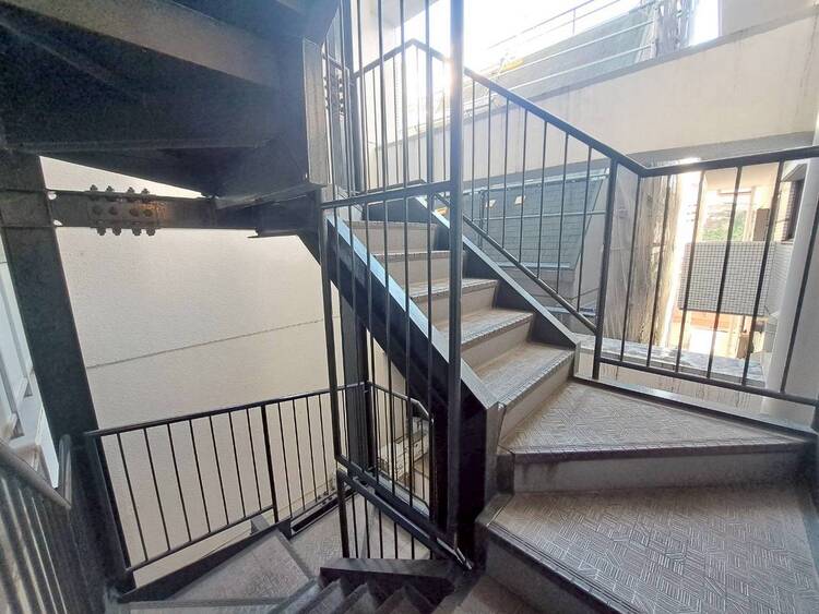 その他 共用部の階段です。明るく清潔に管理されています。