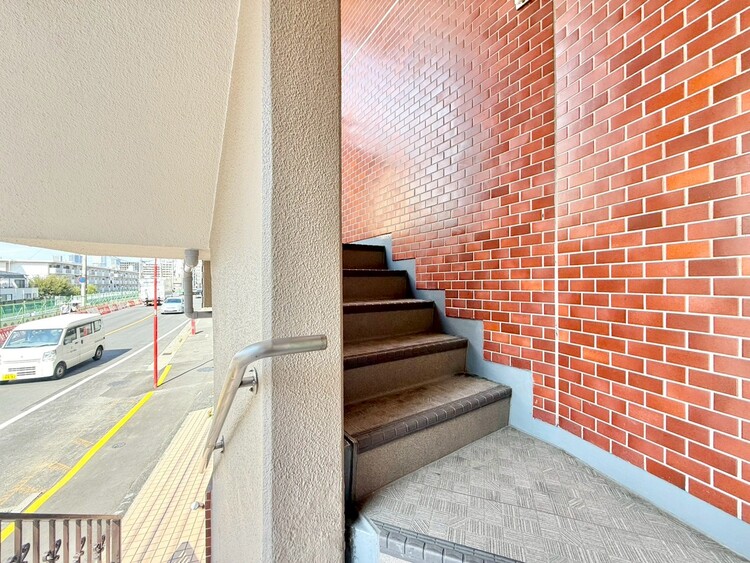 その他 共用部の階段です。明るく清潔に管理されています。