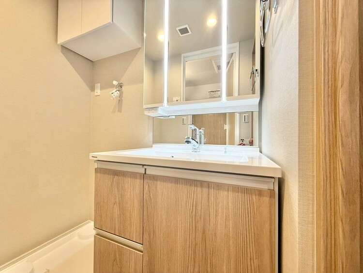 その他 清潔感を感じられる洗面化粧台。