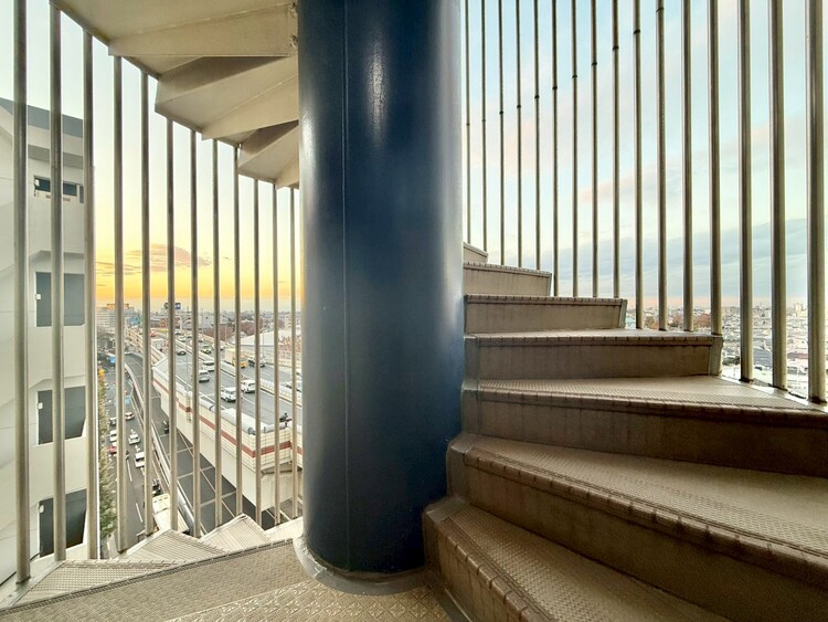 その他 共用部の階段です。明るく清潔に管理されています。