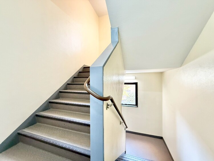 その他 共用部の階段です。明るく清潔に管理されています。