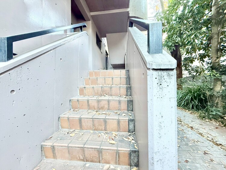 その他 共用部の階段です。明るく清潔に管理されています。