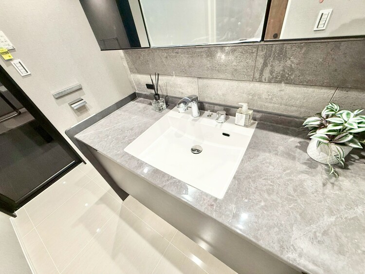 その他 清潔感を感じられる洗面化粧台。