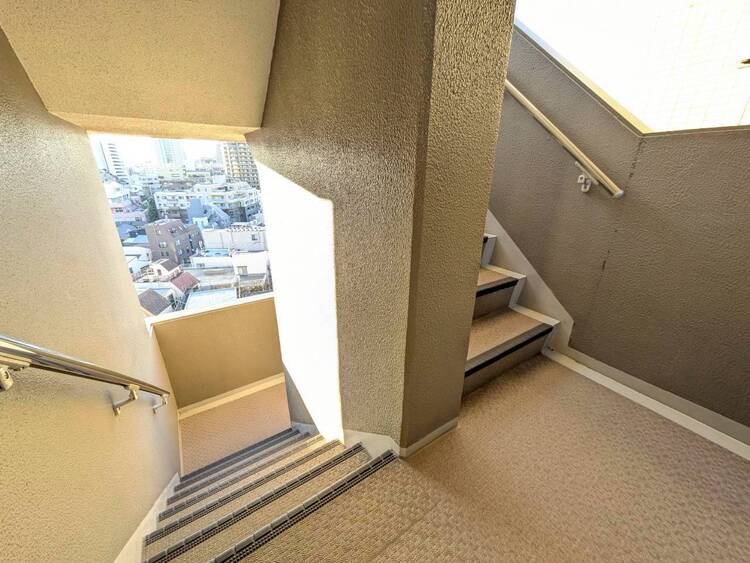 その他 共用部の階段です。明るく清潔に管理されています。