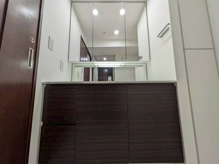 その他 清潔感を感じられる洗面化粧台。