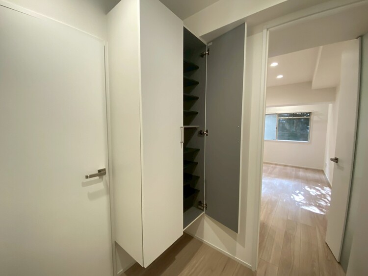 収納 家電やスーツケース、ストック品など何でも片付く嬉しい空間です。