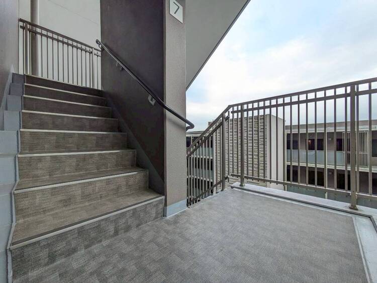 その他 共用部の階段です。明るく清潔に管理されています。