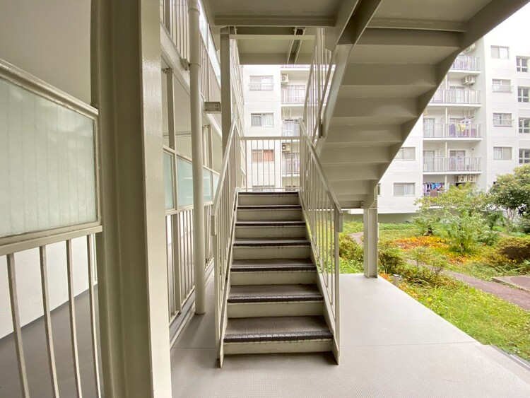 設備 共用部の階段です。明るく清潔に管理されています。