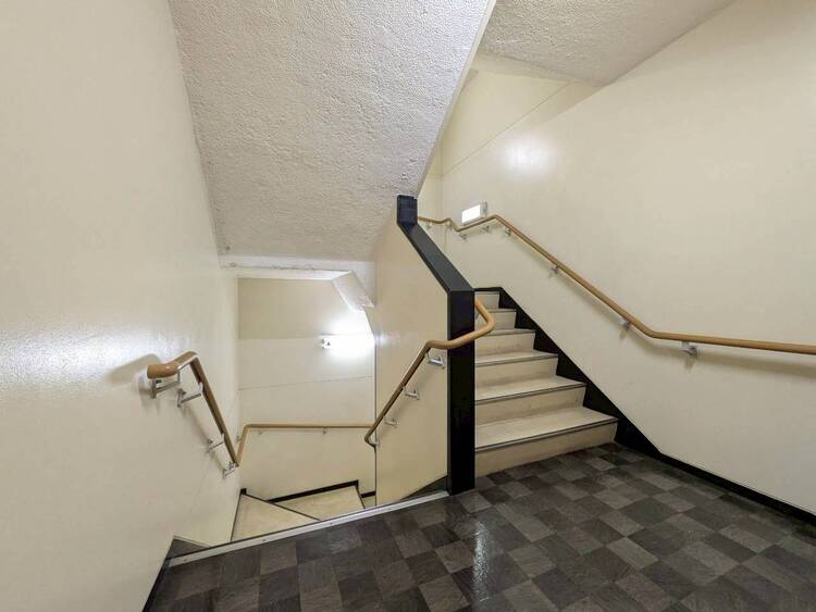 その他 共用部の階段です。明るく清潔に管理されています。