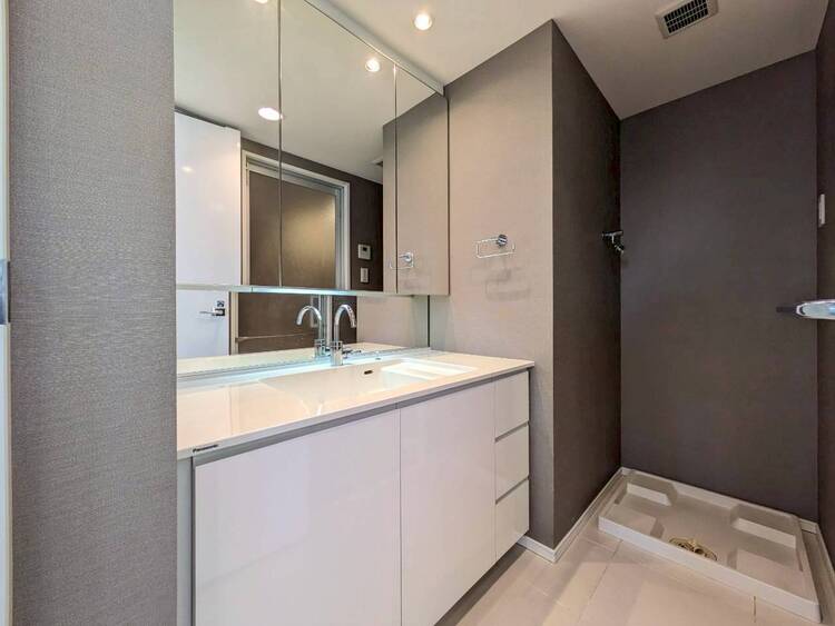 その他 清潔感を感じられる洗面化粧台。