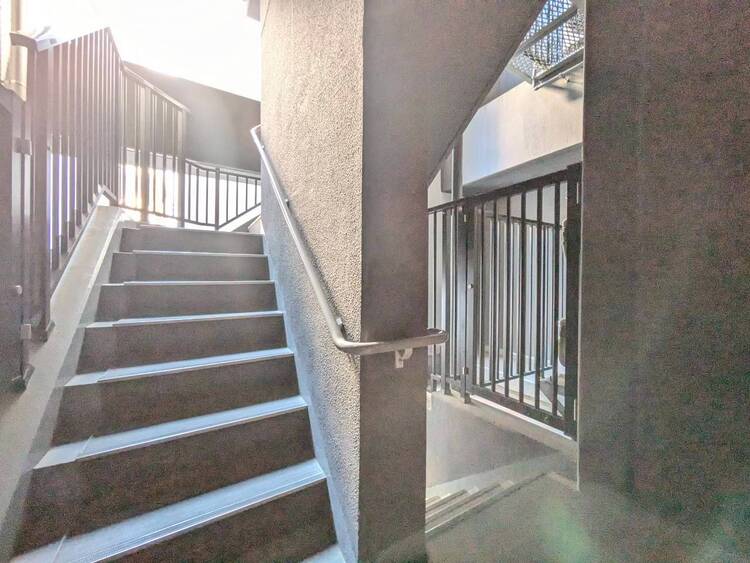 その他 共用部の階段です。明るく清潔に管理されています。