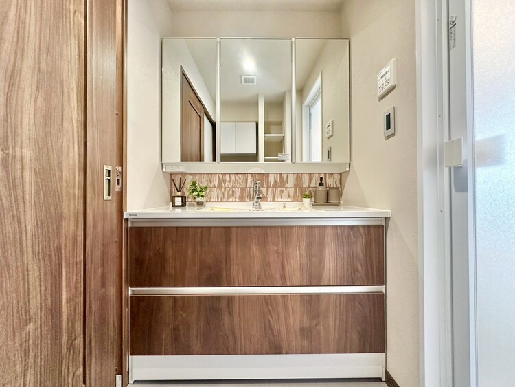 その他 清潔感を感じられる洗面化粧台。