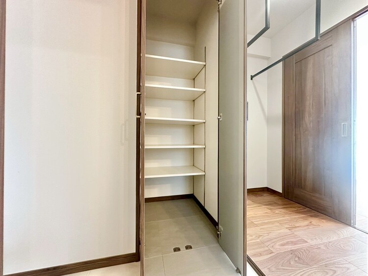 その他 収納スペースが付いていて、お部屋を広く使っていただけます。