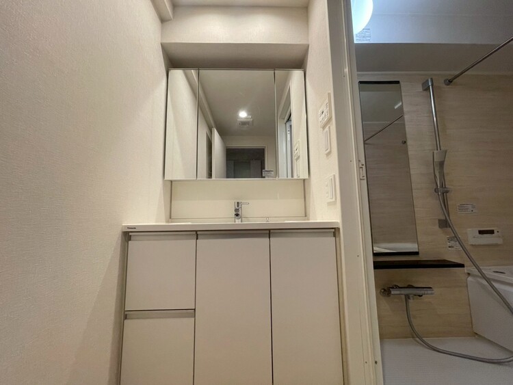 その他 清潔感を感じられる洗面化粧台。