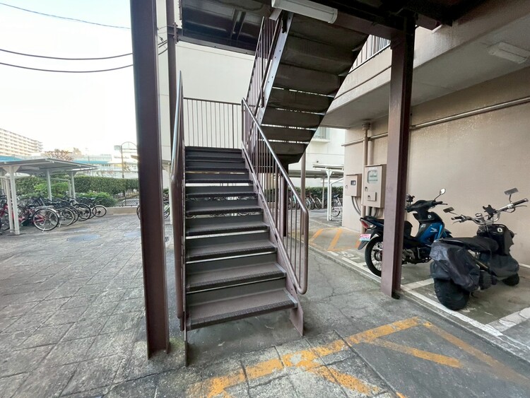 その他 共用部の階段です。明るく清潔に管理されています。
