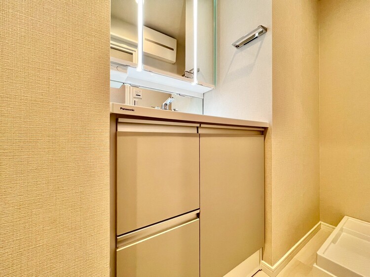 その他 清潔感を感じられる洗面化粧台。