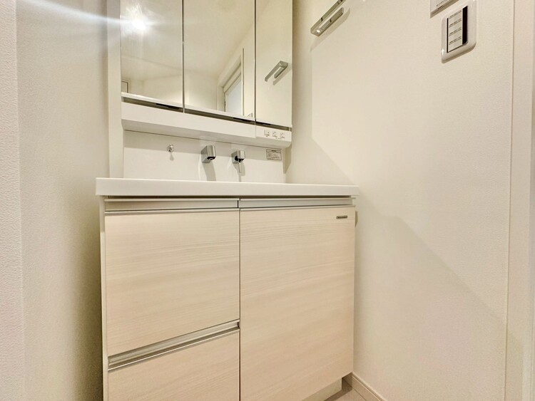 その他 清潔感を感じられる洗面化粧台。
