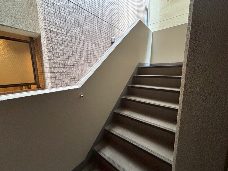 その他 共用部の階段です。明るく清潔に管理されています。