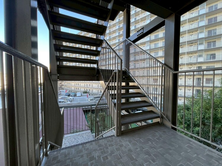 その他 共用部の階段です。明るく清潔に管理されています。