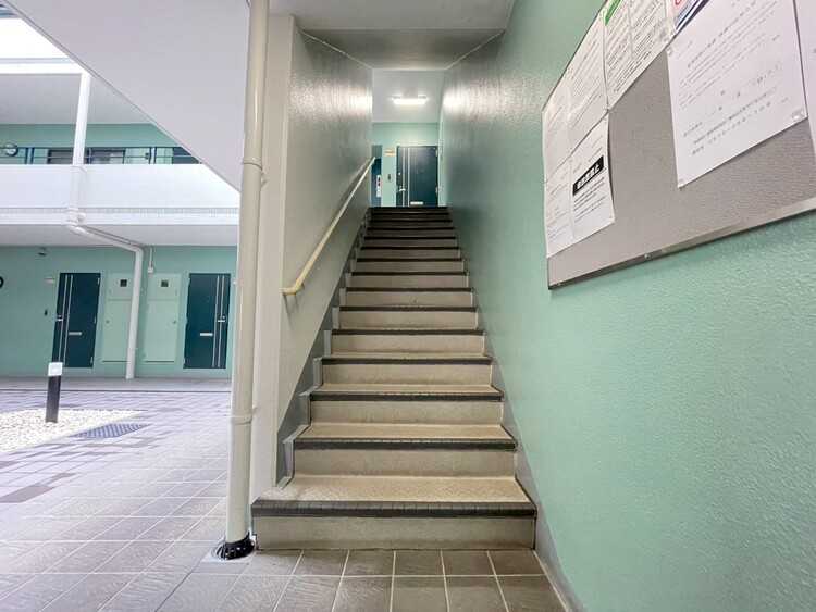 その他 共用部の階段です。明るく清潔に管理されています。