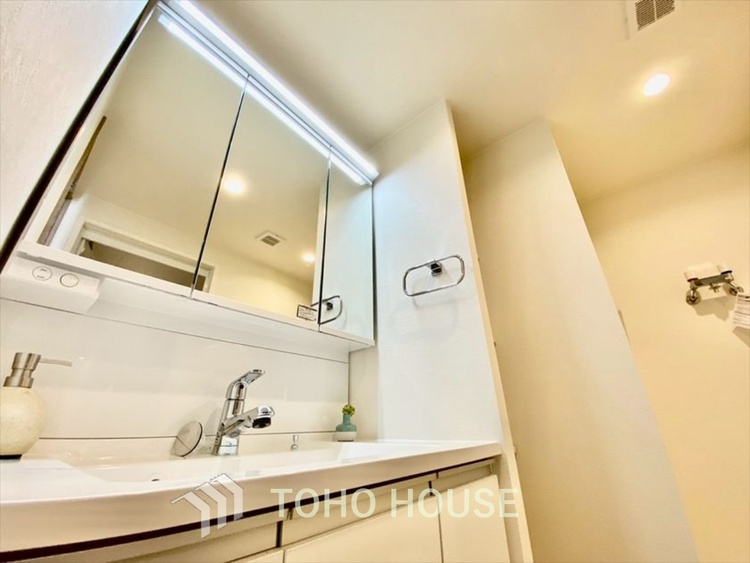 洗面 【WASHROOM】◆快適◆煌びやかな暮らしの中にも忘れたくない快適さ。大きな収納が助けてくれます。