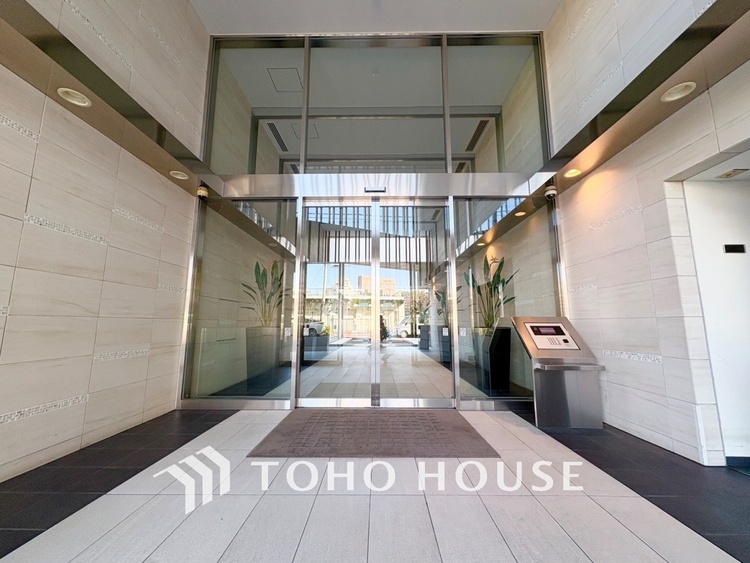 エントランス 【ENTRANCE】◆家族◆家で家族と過ごす時間は限られている。帰りを待つ家族の元へと急ぐときの弾む思い。そんな思いを引き立てる邸宅。