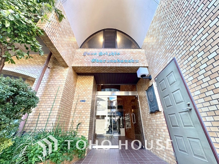 エントランス 【ENTRANCE】◆家族◆家で家族と過ごす時間は限られている。帰りを待つ家族の元へと急ぐときの弾む思い。そんな思いを引き立てる邸宅。