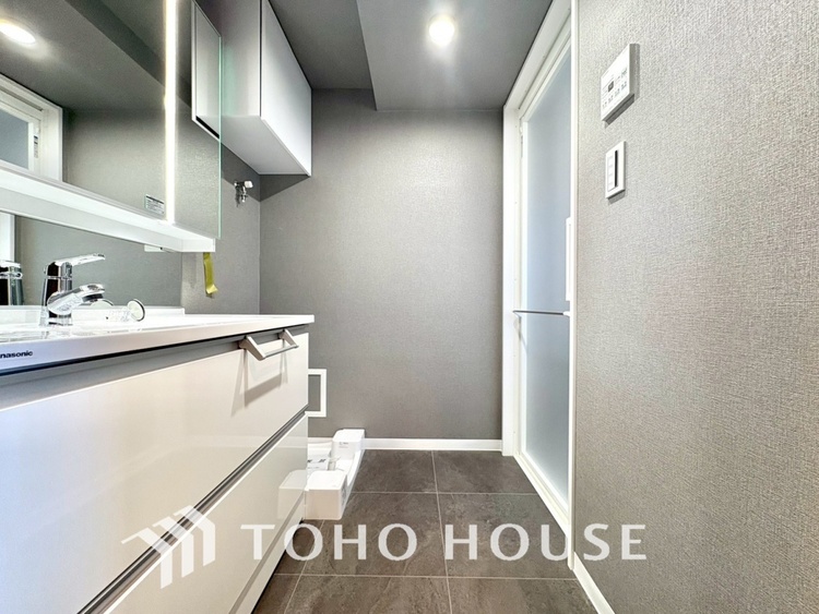 洗面 【WASHROOM】◆快適◆煌びやかな暮らしの中にも忘れたくない快適さ。大きな収納が助けてくれます。