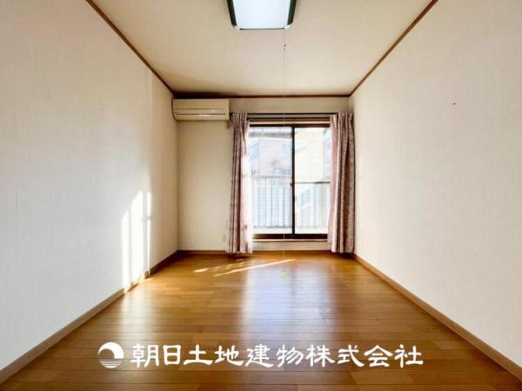 内装 【居室】大切な家族一人ひとりの大切な個別空間。趣味・感性で個性的に飾って頂けるようシンプルに仕上げてあります。自分時間を充実させながら心豊かなひとときを過ごすための大切な空間。