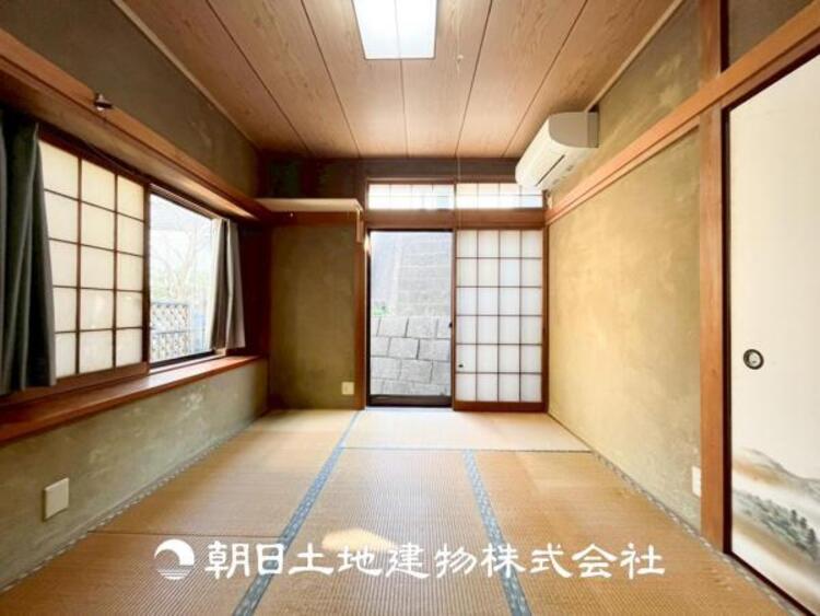 内装 【和室】和室には押し入れ、小さいながらも床の間もある上質な雰囲気を大切にした空間。思いのままにゴロンと横になったり、冬にはこたつでうたた寝したり、リラックスできる時間をお過ごしください。