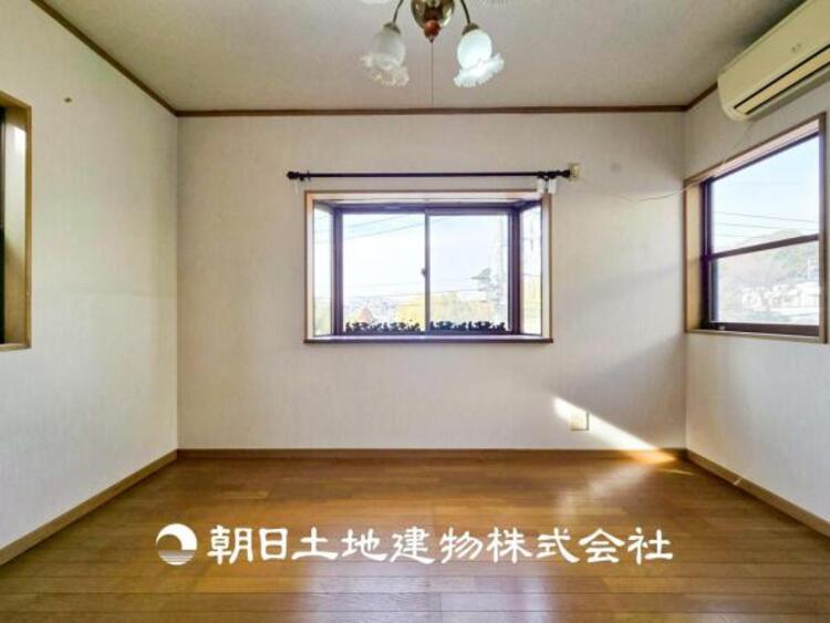 内装 【居室】爽やかな空間演出とセンス良く纏められた室内は良質な寛ぎ空間。そこで暮らす大切な人達のことを考え造りこんだ空間は日々の生活に安らぎを与えてくれます。