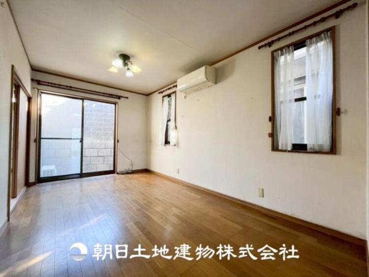 居間 【リビング】1日の中で最も長い時間を過ごすことになるリビングだからこそ、いつも笑顔があふれる空間であるように。広々とした空間から幸せな未来を。