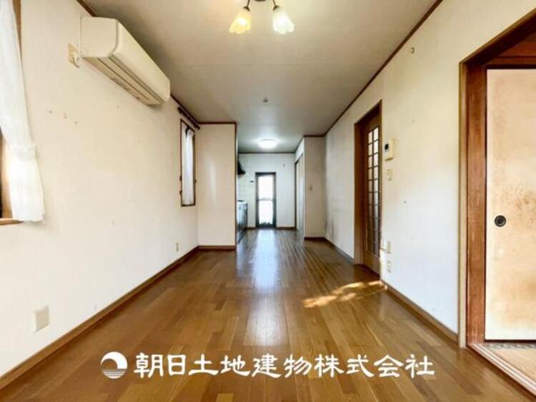 居間 【リビング】大切なご家族、招いた友人と過ごすひと時を溢れる光が優しく包み込む空間。大切な人とともに、心穏やかに過ごすひととき。家族との時間、自分の時間を大切にできる空間を作りました。