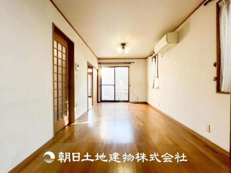 居間 【リビング】開放的で明るい空間が広がるLDK。リビングには暖かな太陽が降り注ぎ、爽やかな住空間です。お友達を呼んでお茶をしたり、一緒に料理を楽しみながら楽しい時間を。