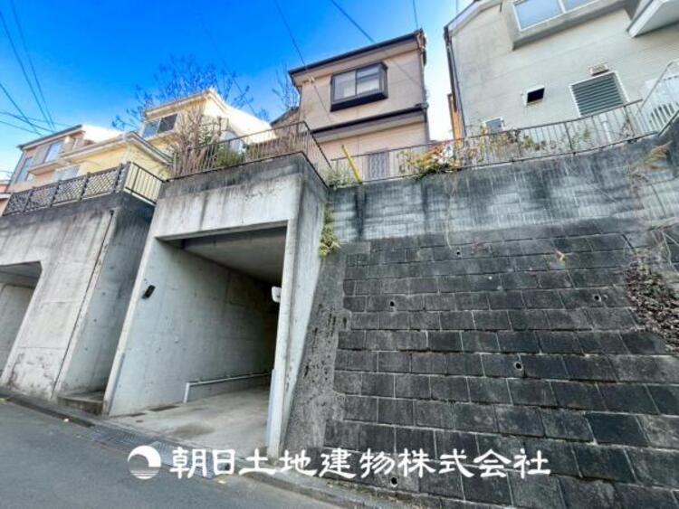 外観 【外観写真】表現された空間はたくさんの光を浴び、風を感じ、暮らしの時間を豊かにしてくれます。デザインされた空間と競い合うかのような充実した建物と共に大切な家族の思い出を刻んでいきます。