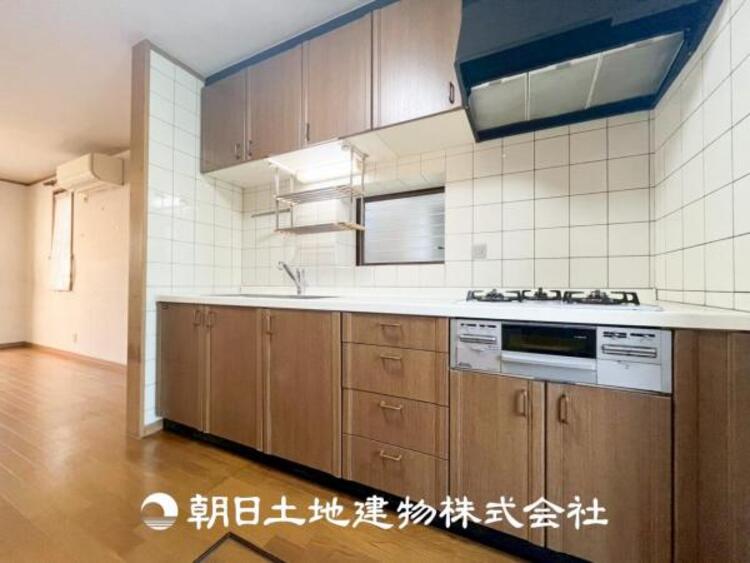 キッチン 【キッチン】仲良しなご夫婦、お子様、みんなでお料理ができる程の贅沢なスペースを実現したキッチンとなっております。みんなで作った料理を召し上がりながらの会話は盛り上がること間違いなしです。