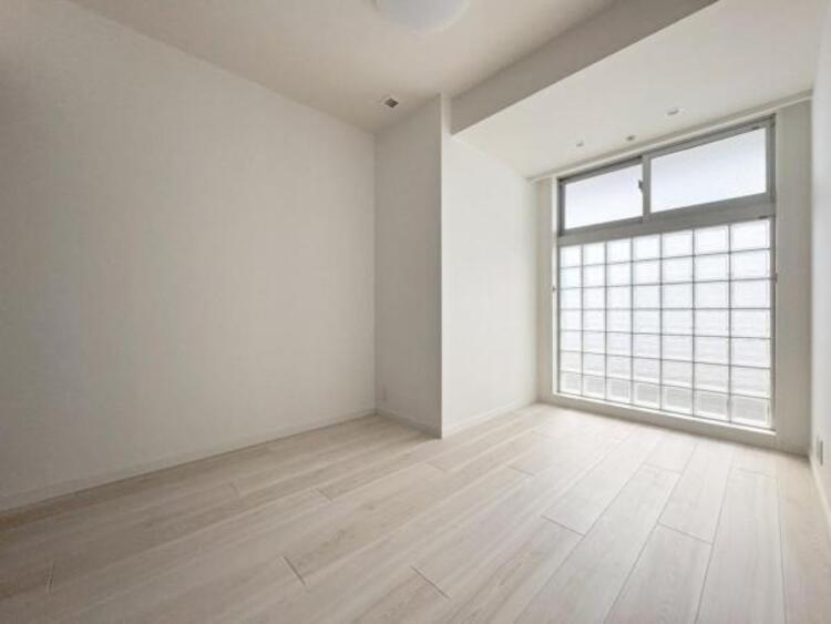 内装 居室はひとり時間を過ごせる安らげるお部屋として活用できます！収納スペースあり！荷物が多くても十分！！ベッドや勉強机、テレビなどを置きたい場合におすすめ！！過ごす時間が長くてもゆったり過ごせそうですね！ 