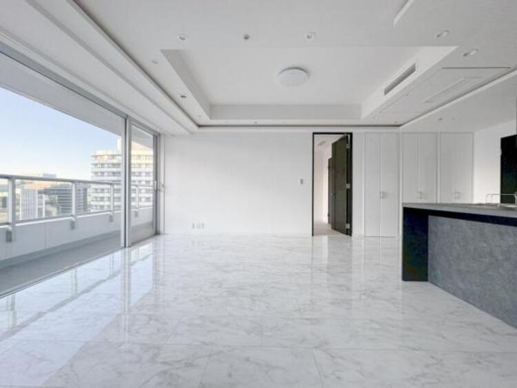 居間 家族の会話や笑顔が行き交うリビングで、子供を走り回らせたい。ダイニングテーブルでゆったり食事を堪能。光と風が溢れる開放的なリビングダイニングには、くつろぎの空間を生み自然と家族みんなが集まってきます 