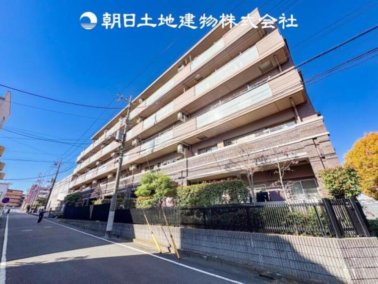 外観 時間のゆとりと空間、暖かな陽光がもたらす光と風を独占してください。