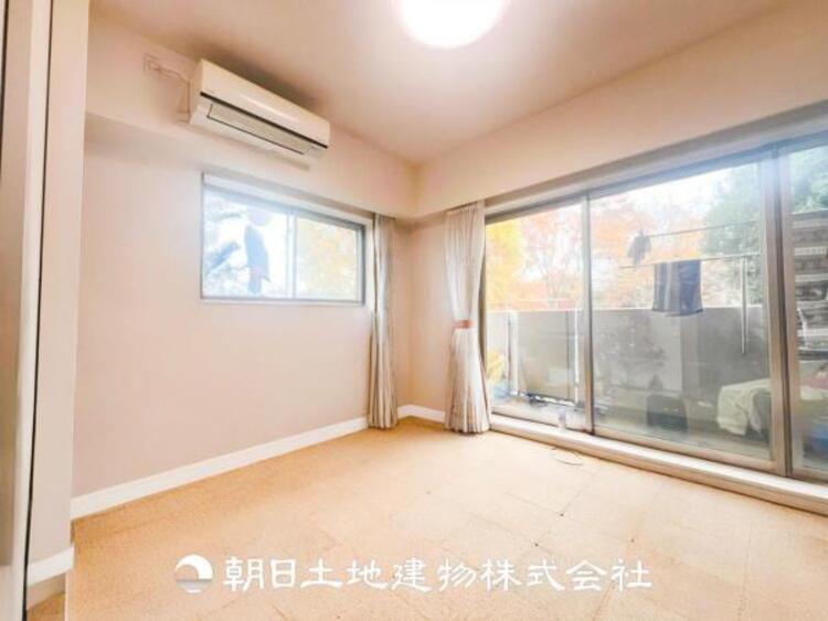 居間 大切なご家族、招いた友人と過ごすひと時を溢れる光が優しく包み込む空間。