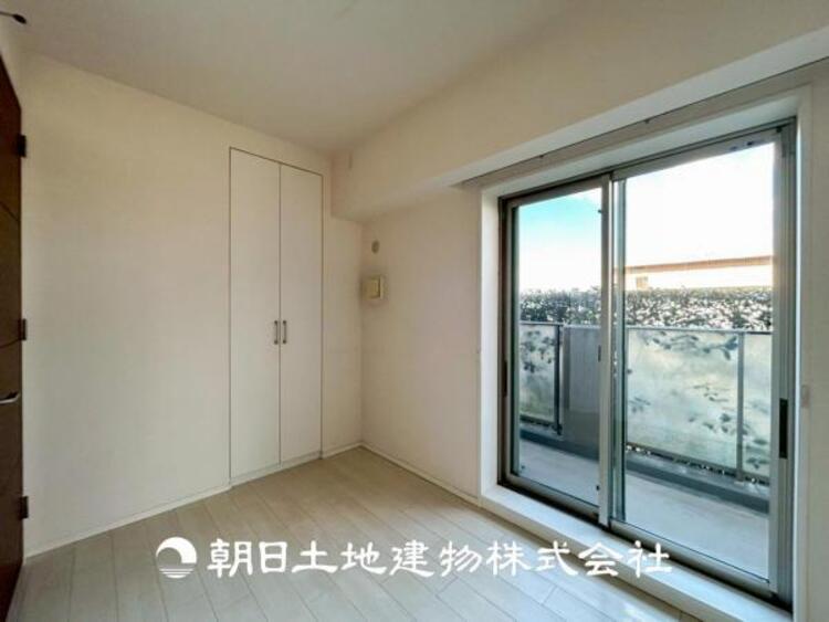 内装 【居室】爽やかな空間演出とセンス良く纏められた室内は良質な寛ぎ空間。そこで暮らす大切な人達のことを考え造りこんだ空間は日々の生活に安らぎを与えてくれます。