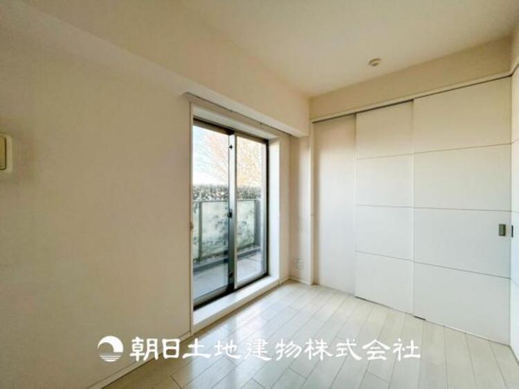 内装 【居室】大切な家族一人ひとりの大切な個別空間。趣味・感性で個性的に飾って頂けるようシンプルに仕上げてあります。自分時間を充実させながら心豊かなひとときを過ごすための大切な空間。