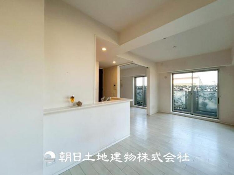 居間 【リビング】1日の中で最も長い時間を過ごすことになるリビングだからこそ、いつも笑顔があふれる空間であるように。広々とした空間から幸せな未来を。